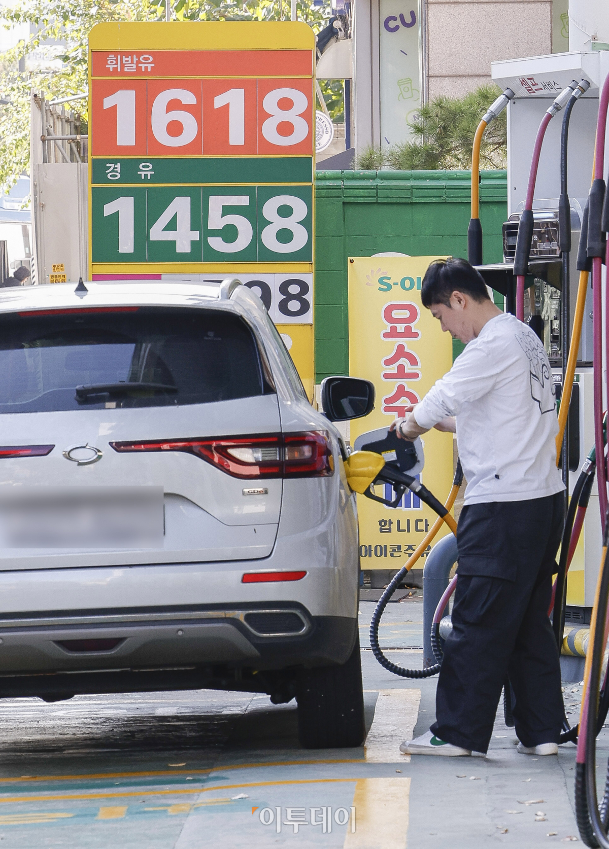 ▲국내 주유소 휘발유와 경유 주간 평균 가격이 3주 연속 동반 상승했다. 한국석유공사 유가정보시스템 오피넷에 따르면 10월 다섯째 주 전국 주유소 휘발유 평균 판매 가격은 직전 주 대비 리터당 7.1원 상승한 1600.2원을 기록했다. 10월 첫째 주 1500원대로 떨어진 이후 4주 만에 1600원대에 진입했다. 경유 평균 판매가격은 리터당 6.4원 상승한 1428.7원을 기록했다. 3일 서울 시내의 한 주유소에 유가정보가 게시돼 있다. 조현호 기자 hyunho@