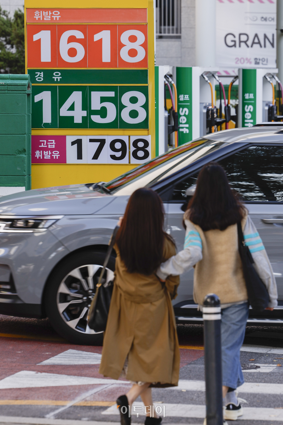 ▲국내 주유소 휘발유와 경유 주간 평균 가격이 3주 연속 동반 상승했다. 한국석유공사 유가정보시스템 오피넷에 따르면 10월 다섯째 주 전국 주유소 휘발유 평균 판매 가격은 직전 주 대비 리터당 7.1원 상승한 1600.2원을 기록했다. 10월 첫째 주 1500원대로 떨어진 이후 4주 만에 1600원대에 진입했다. 경유 평균 판매가격은 리터당 6.4원 상승한 1428.7원을 기록했다. 3일 서울 시내의 한 주유소에 유가정보가 게시돼 있다. 조현호 기자 hyunho@