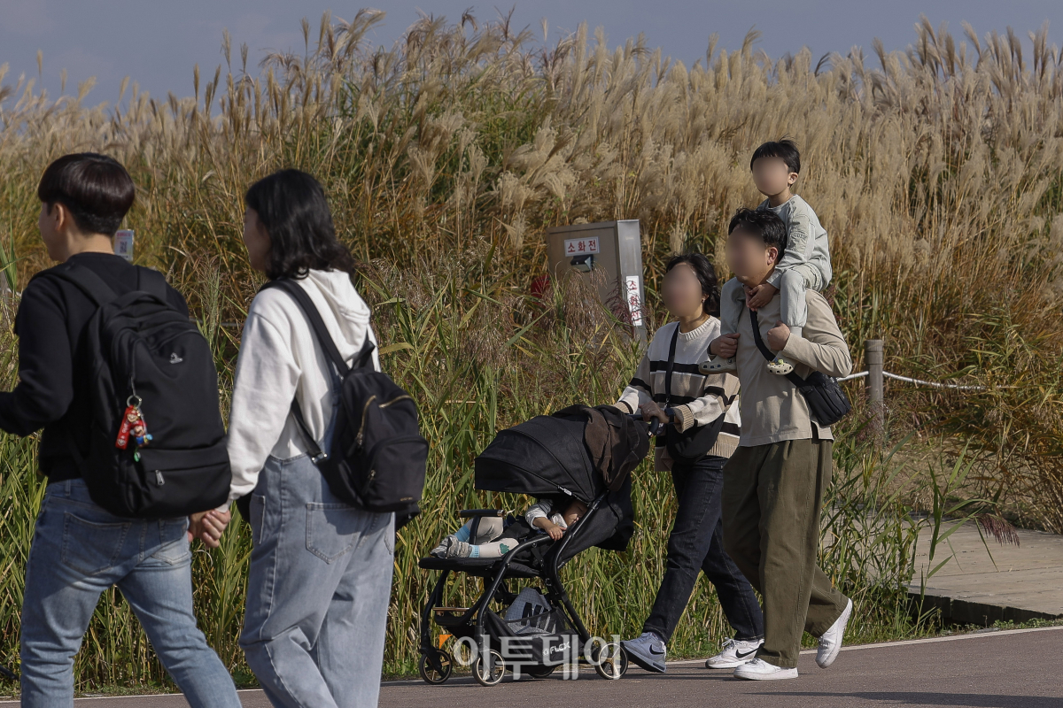 ▲완연한 가을 날씨를 보인 3일 서울 마포구 하늘공원을 찾은 시민들이 즐거운 시간을 보내고 있다. 조현호 기자 hyunho@