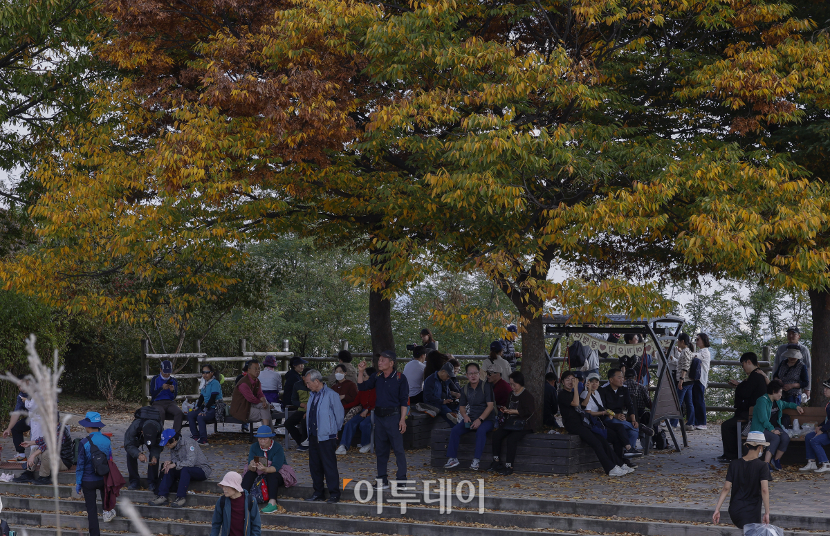 ▲완연한 가을 날씨를 보인 3일 서울 마포구 하늘공원을 찾은 시민들이 즐거운 시간을 보내고 있다. 조현호 기자 hyunho@