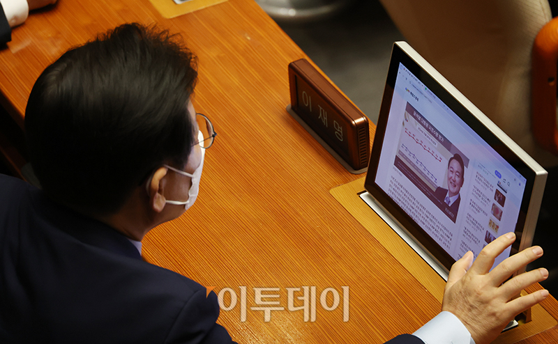 ▲이재명 더불어민주당 대표가 4일 서울 여의도 국회에서 열린 본회의에서 윤석열 대통령 지지율 관련 기사를 보고 있다. 고이란 기자 photoeran@