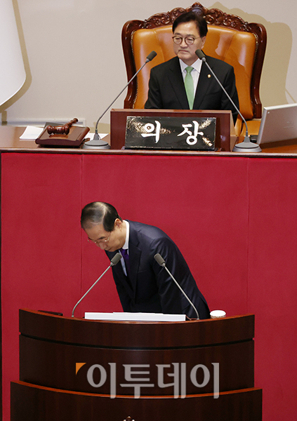 ▲한덕수 국무총리가 4일 서울 여의도 국회에서 열린 본회의에서 2025년도 예산안 및 기금운용계획안에 대한 시정연설에 앞서 인사하고 있다. 시정연설은 정부가 예산안을 국회에 제출할 때 하는 연설로, 현직 대통령이 시정연설에 불참하고 총리가 본회의장 단상에 오르는 것은 11년 만에 처음이다. 고이란 기자 photoeran@