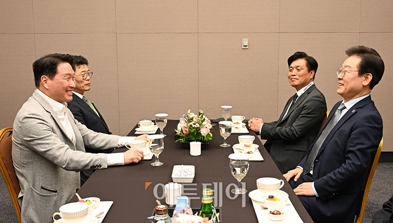 ▲이재명(오른쪽) 더불어민주당 대표와 최태원(왼쪽) SK그룹 회장이 4일 서울 강남구 삼성동 코엑스에서 SK AI 서밋 참석에 앞서 차담회를 하고 있다. 국회사진취재단