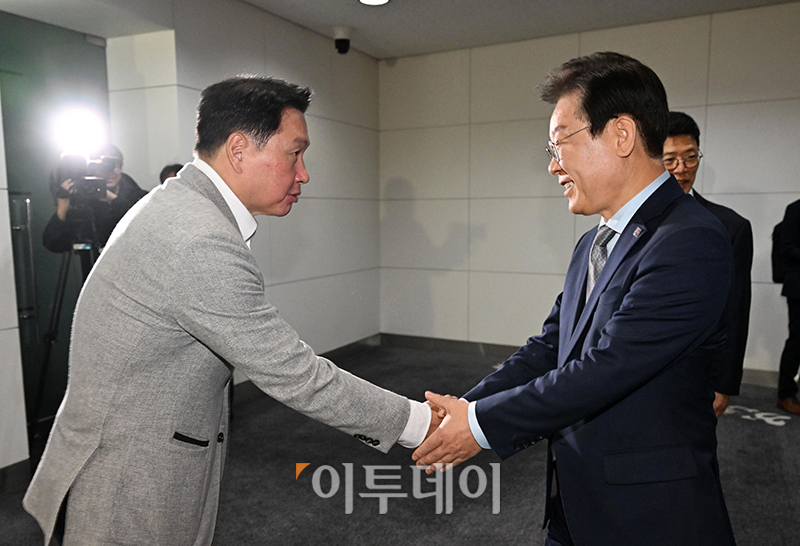 ▲이재명(오른쪽) 더불어민주당 대표와 최태원 SK그룹 회장이 4일 서울 강남구 삼성동 코엑스에서 SK AI 서밋 참석에 앞서 악수하고 있다. 국회사진취재단