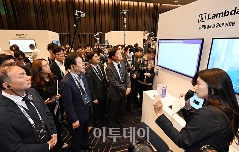 ▲이재명 더불어민주당 대표가 4일 서울 강남구 삼성동 코엑스에서 열린 SK AI 서밋에서 OpenAI, Microsoft, NVIDIA, AWS, google cloud 등 글로벌 AI 기업과 SK 등 주요 국내기업, 스타트업 부스를 둘러보고 있다. 국회사진취재단