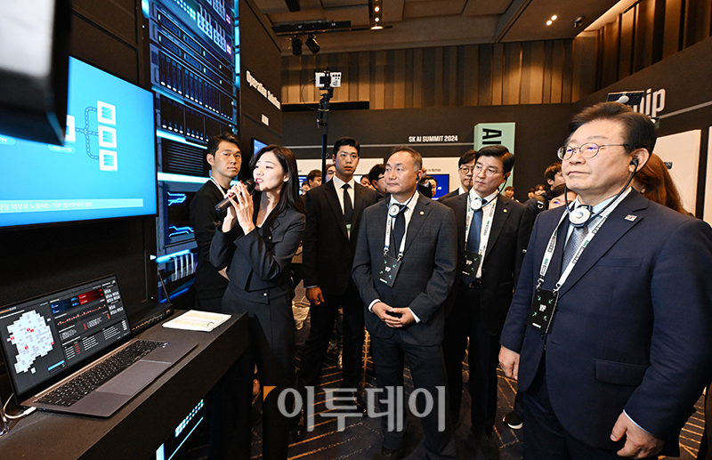 ▲이재명 더불어민주당 대표가 4일 서울 강남구 삼성동 코엑스에서 열린 SK AI 서밋에서 OpenAI, Microsoft, NVIDIA, AWS, google cloud 등 글로벌 AI 기업과 SK 등 주요 국내기업, 스타트업 부스를 둘러보고 있다. 국회사진취재단