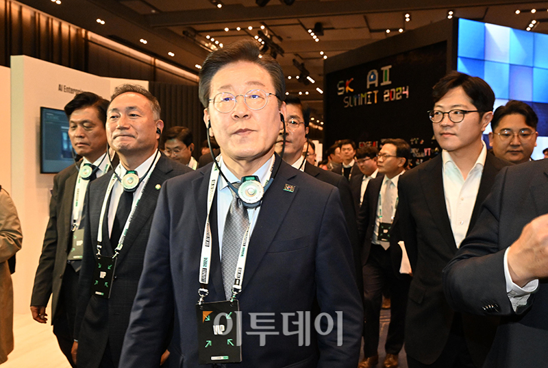 ▲이재명 더불어민주당 대표가 4일 서울 강남구 삼성동 코엑스에서 열린 SK AI 서밋에서 OpenAI, Microsoft, NVIDIA, AWS, google cloud 등 글로벌 AI 기업과 SK 등 주요 국내기업, 스타트업 부스를 둘러보고 있다. 국회사진취재단