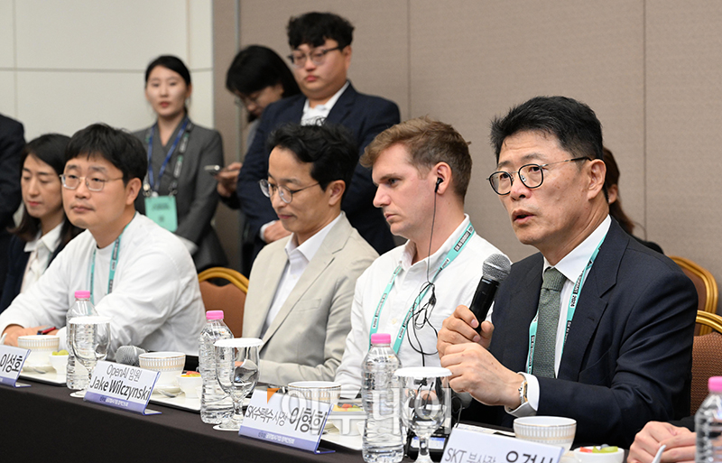 ▲이형희 SK 수펙스추구협의회 커뮤니케이션위원장이 4일 서울 강남구 삼성동 코엑스에서 열린 SK AI서밋-더불어민주당 글로벌 AI기업 정책간담회에서 모두발언을 하고 있다. 국회사진취재단