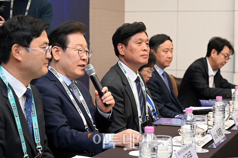 ▲이재명 더불어민주당 대표가 4일 서울 강남구 삼성동 코엑스에서 열린 SK AI서밋-더불어민주당 글로벌 AI기업 정책간담회에서 발언을 하고 있다. 국회사진취재단