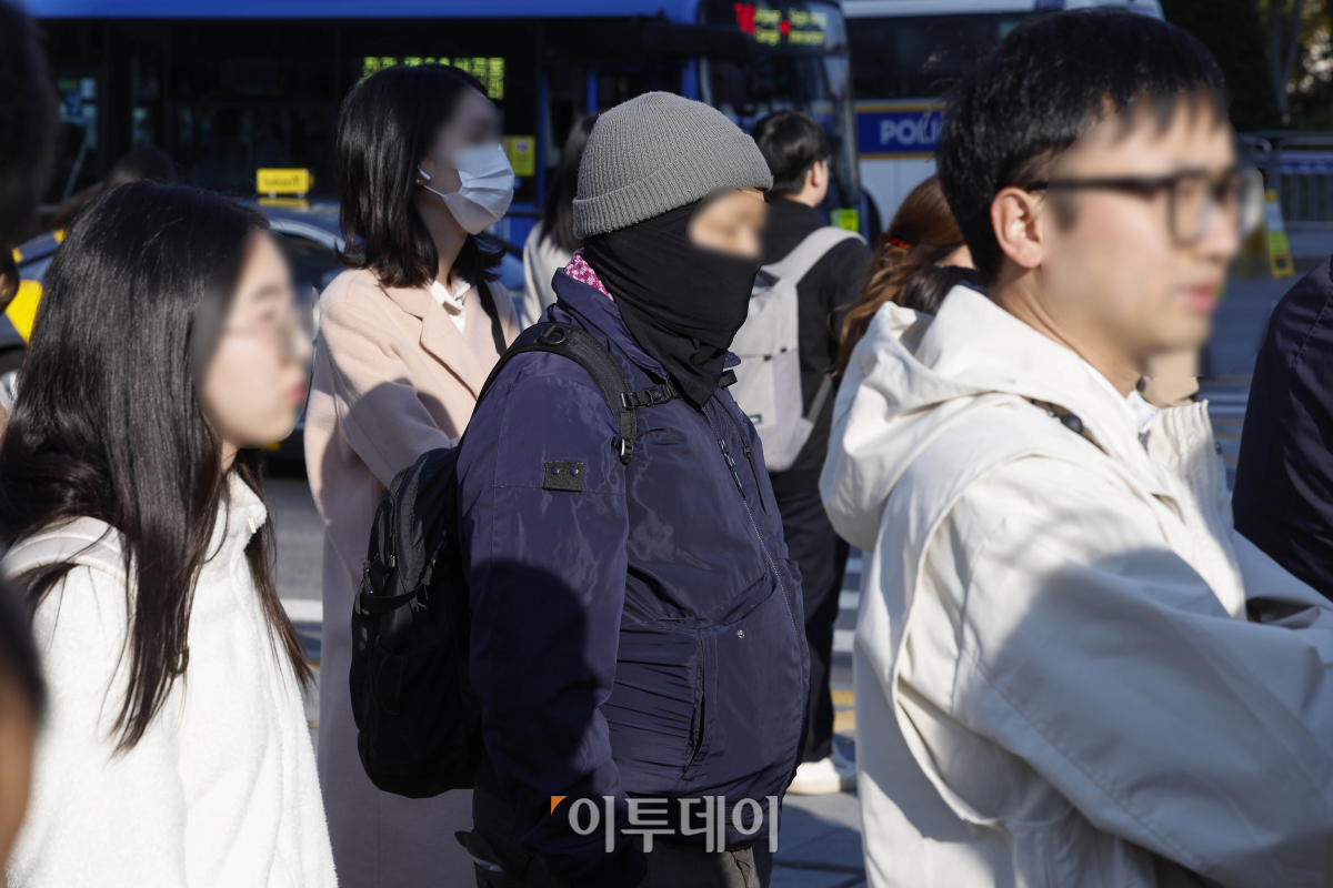 ▲절기상 입동을 앞두고 서울의 아침 최저 기온이 5도까지 떨어지는 등 추위가 찾아온 5일 서울 종로구 광화문역 일대에서 두꺼운 외투를 입은 시민들이 발걸음을 재촉하고 있다. 이날 기상청에 따르면 북서쪽에서 내려온 찬공기의 영향으로 전국 대부분 지역의 아침 최저기온은 2~11도, 낮 최고기온은 13~20도까지 떨어지겠다. 일부 지역에 한파 영향예보와 한파특보가 발표될 가능성도 있겠다고 내다봤다. 조현호 기자 hyunho@