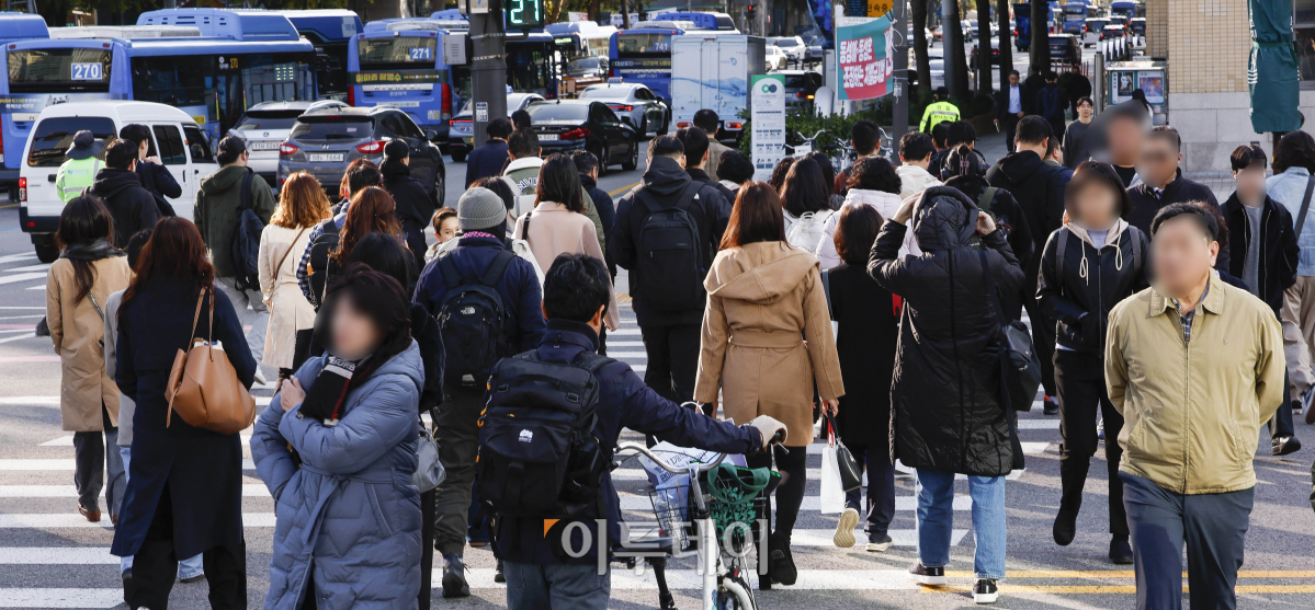 ▲절기상 입동을 앞두고 서울의 아침 최저 기온이 5도까지 떨어지는 등 추위가 찾아온 5일 서울 종로구 광화문역 일대에서 두꺼운 외투를 입은 시민들이 발걸음을 재촉하고 있다. 이날 기상청에 따르면 북서쪽에서 내려온 찬공기의 영향으로 전국 대부분 지역의 아침 최저기온은 2~11도, 낮 최고기온은 13~20도까지 떨어지겠다. 일부 지역에 한파 영향예보와 한파특보가 발표될 가능성도 있겠다고 내다봤다. 조현호 기자 hyunho@