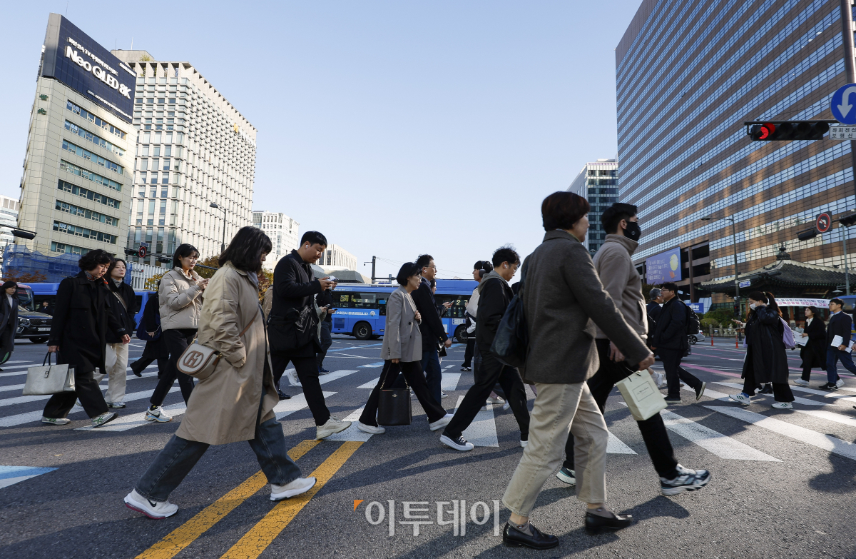 ▲절기상 입동을 앞두고 서울의 아침 최저 기온이 5도까지 떨어지는 등 추위가 찾아온 5일 서울 종로구 광화문역 일대에서 두꺼운 외투를 입은 시민들이 발걸음을 재촉하고 있다. 이날 기상청에 따르면 북서쪽에서 내려온 찬공기의 영향으로 전국 대부분 지역의 아침 최저기온은 2~11도, 낮 최고기온은 13~20도까지 떨어지겠다. 일부 지역에 한파 영향예보와 한파특보가 발표될 가능성도 있겠다고 내다봤다. 조현호 기자 hyunho@