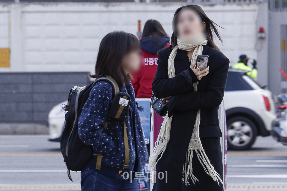 ▲절기상 입동을 앞두고 서울의 아침 최저 기온이 5도까지 떨어지는 등 추위가 찾아온 5일 서울 종로구 광화문역 일대에서 두꺼운 외투를 입은 시민들이 발걸음을 재촉하고 있다. 이날 기상청에 따르면 북서쪽에서 내려온 찬공기의 영향으로 전국 대부분 지역의 아침 최저기온은 2~11도, 낮 최고기온은 13~20도까지 떨어지겠다. 일부 지역에 한파 영향예보와 한파특보가 발표될 가능성도 있겠다고 내다봤다. 조현호 기자 hyunho@