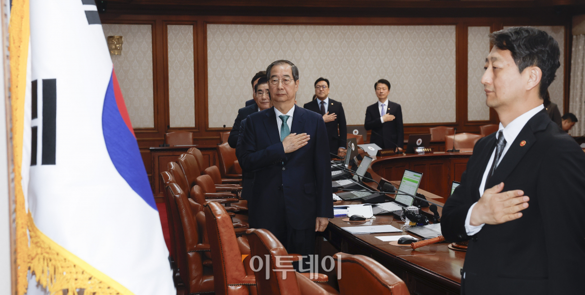 ▲한덕수 국무총리와 국무위원들이 5일 서울 종로구 정부서울청사에서 열린 국무회의에서 국민의례를 하고 있다. 조현호 기자 hyunho@