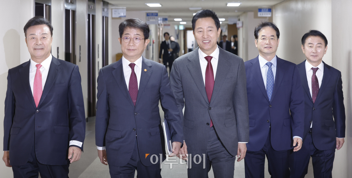 ▲박상우(왼쪽 두 번째) 국토교통부 장관, 오세훈(가운데) 서울시장을 비롯한 지자체장들이 5일 서울 종로구 정부서울청사에서 2024년 수도권 신규 공공택지 추진계획 합동 브리핑을 위해 브리핑실로 이동하고 있다. 조현호 기자 hyunho@