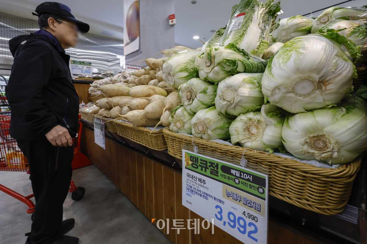 ▲소비자물가 상승률이 두 달 연속 1%대를 기록하며 둔화세를 이어갔다. 5일 통계청이 발표한 소비자물가동향에 따르면 10월 소비자물가 지수는 114.69(2020년=100)로 작년 같은 달보다 1.3% 상승했다. 다만, 농축수산물 가격 상승세는 여전히 높은 수준을 유지하고 있다. 김장 재료인 배추(51.5%), 무(52.1%) 등 채소는 50% 넘게 상승했고 상추도 49.3% 올랐다. 이날 서울 시내 한 대형마트를 찾은 시민들이 김장 재료인 배추와 무를 살펴보고 있다. 조현호 기자 hyunho@