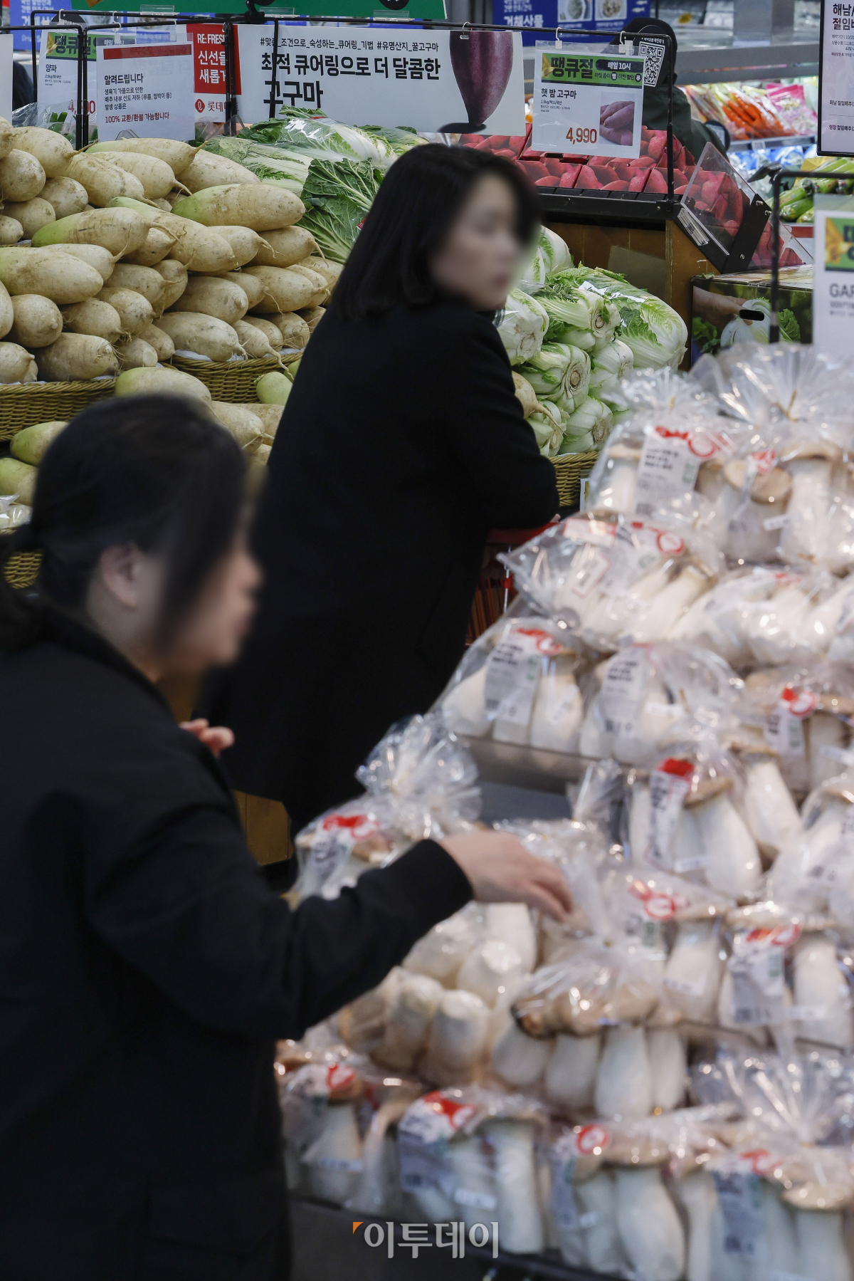 ▲소비자물가 상승률이 두 달 연속 1%대를 기록하며 둔화세를 이어갔다. 5일 통계청이 발표한 소비자물가동향에 따르면 10월 소비자물가 지수는 114.69(2020년=100)로 작년 같은 달보다 1.3% 상승했다. 다만, 농축수산물 가격 상승세는 여전히 높은 수준을 유지하고 있다. 김장 재료인 배추(51.5%), 무(52.1%) 등 채소는 50% 넘게 상승했고 상추도 49.3% 올랐다. 이날 서울 시내 한 대형마트를 찾은 시민들이 장을 보고 있다. 조현호 기자 hyunho@