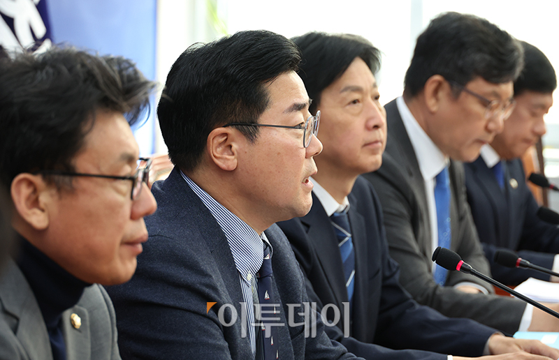 ▲박찬대 더불어민주당 원내대표가 6일 서울 여의도 국회에서 열린 대한민국 주식시장 활성화 TF 1차회의에서 인사말을 하고 있다. 고이란 기자 photoeran@