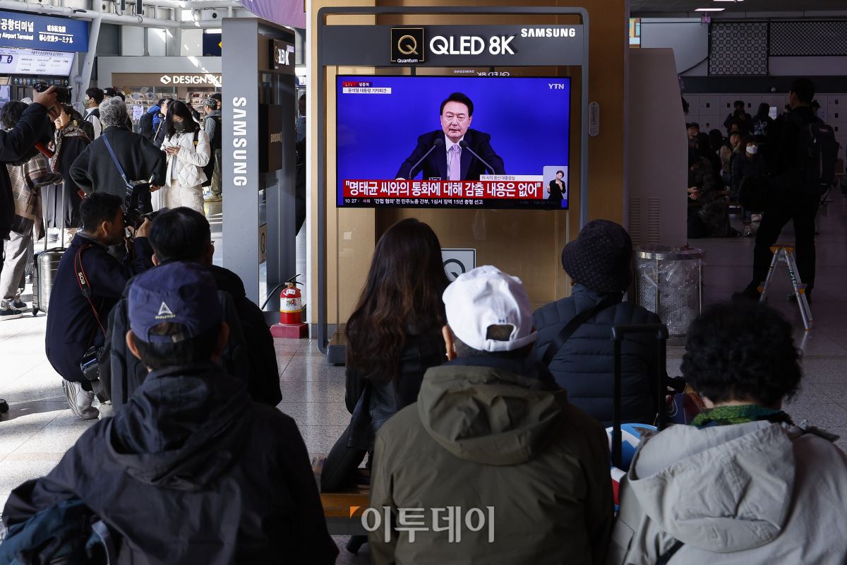 ▲7일 서울 용산구 서울역 대합실에서 시민들이 생중계되는 윤석열 대통령의 대국민 담화문 발표 및 기자회견을 시청하고 있다. 조현호 기자 hyunho@