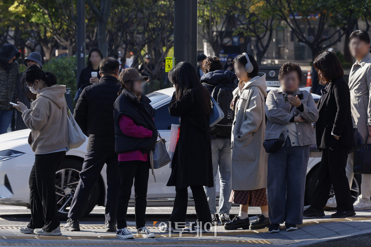 ▲절기상 입동인 7일 서울 종로구 광화문역 일대에서 두꺼운 외투와 방한용품으로 무장한 시민들이 횡단보도 신호를 기다리고 있다. 기상청에 따르면 이날 아침 기온은 전국 대부분 지역이 5도 안팎을 기록하고 내일부터는 기온이 다시 올라 평년 수준을 회복하겠다고 전했다. 조현호 기자 hyunho@