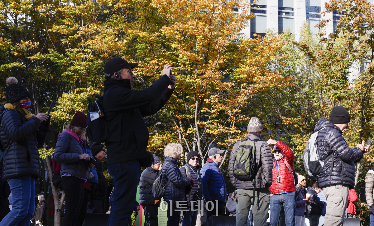 ▲절기상 입동인 7일 서울 종로구 광화문역 일대에서 두꺼운 외투와 방한용품으로 무장한 외국인 관광객들이 관광을 하고 있다. 기상청에 따르면 이날 아침 기온은 전국 대부분 지역이 5도 안팎을 기록하고 내일부터는 기온이 다시 올라 평년 수준을 회복하겠다고 전했다. 조현호 기자 hyunho@