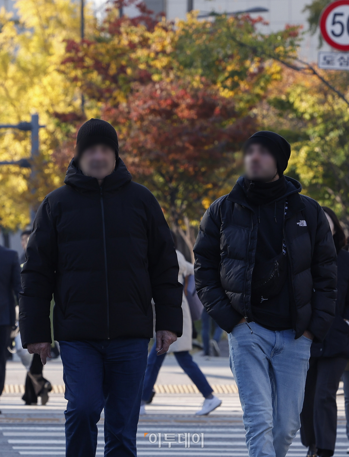 ▲절기상 입동인 7일 서울 종로구 광화문역 일대에서 두꺼운 외투와 방한용품으로 무장한 외국인 관광객들이 발걸음을 재촉하고 있다. 기상청에 따르면 이날 아침 기온은 전국 대부분 지역이 5도 안팎을 기록하고 내일부터는 기온이 다시 올라 평년 수준을 회복하겠다고 전했다. 조현호 기자 hyunho@