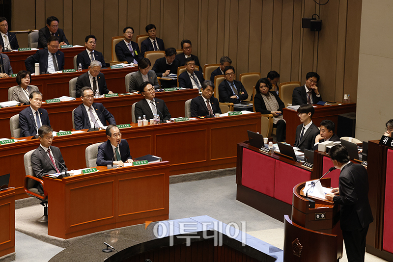 ▲한덕수 국무총리가 7일 서울 여의도 국회에서 열린 예산결산특별위원회에서 의원 질의에 답하고 있다. 고이란 기자 photoeran@