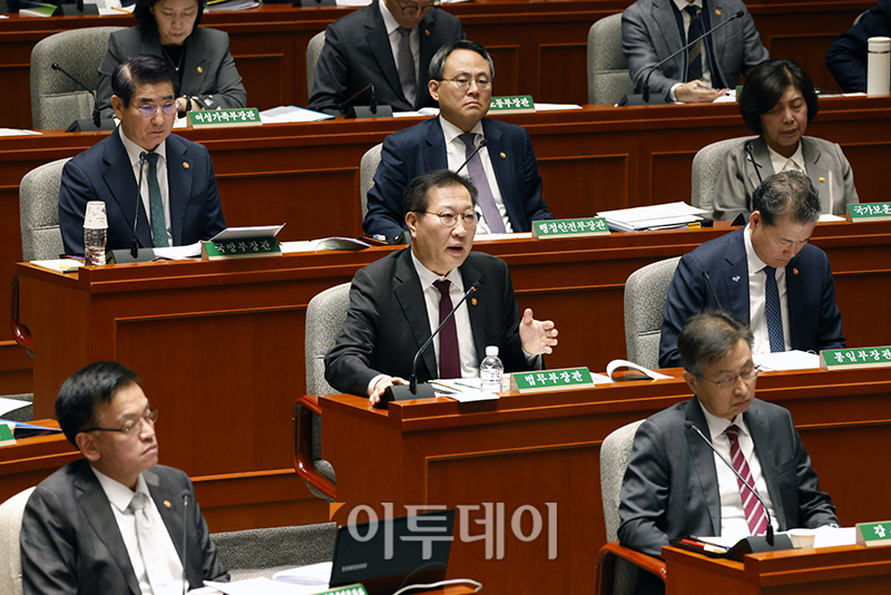 ▲박성재 법무부 장관이 7일 서울 여의도 국회에서 열린 예산결산특별위원회에서 의원 질의에 답하고 있다. 고이란 기자 photoeran@