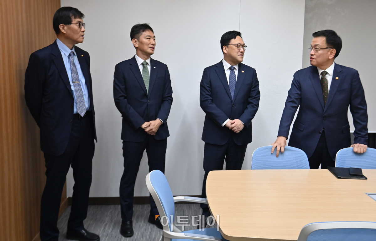 ▲최상목 경제부총리 겸 기획재정부 장관 등 금융수장들이 8일 서울 영등포구 한국수출입은행에서 열린 거시경제금융회의에 앞서 대화를 나누고 있다. 왼쪽부터 이창용 한국은행 총재, 이복현 금융감독원장, 김병환 금융위원장, 최 부총리. 조현호 기자 hyunho@
