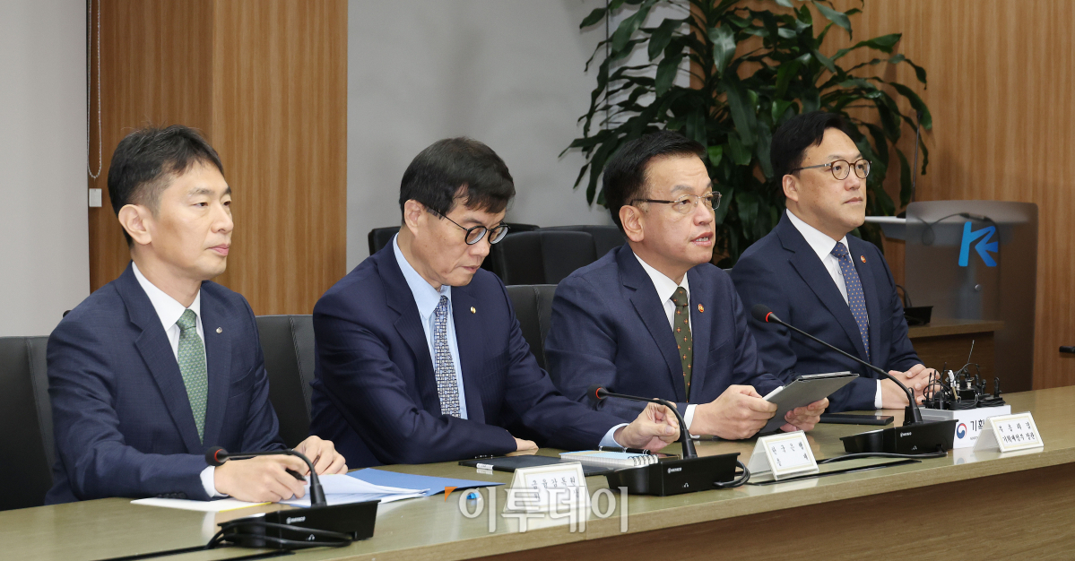 ▲최상목 경제부총리 겸 기획재정부 장관이 8일 서울 영등포구 한국수출입은행에서 열린 거시경제금융회의에서 모두발언을 하고 있다. 왼쪽부터 이복현 금융감독원장, 이창용 한국은행 총재, 최 부총리, 김병환 금융위원장. 조현호 기자 hyunho@