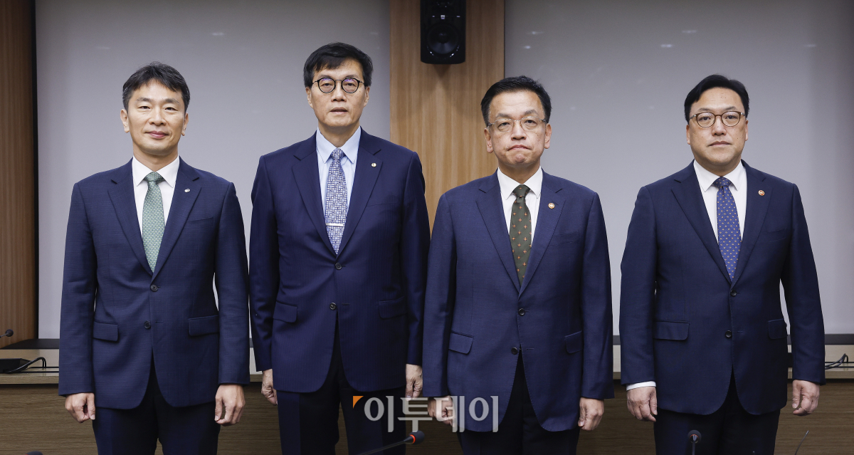 ▲최상목 경제부총리 겸 기획재정부 장관 등 금융수장들이 8일 서울 영등포구 한국수출입은행에서 열린 거시경제금융회의에 앞서 기념촬영을 하고 있다. 왼쪽부터 이복현 금융감독원장, 이창용 한국은행 총재, 최 부총리, 김병환 금융위원장. 조현호 기자 hyunho@