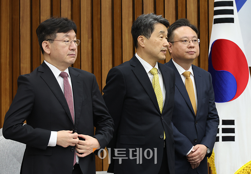▲11일 서울 여의도 국회에서 열린 여야의정 협의체 1차회의에서 이주호(가운데) 사회부총리 겸 교육부 장관과 조규홍 보건복지부 장관이 대화하고 있다. 왼쪽은 성태윤 대통령실 정책실장. 고이란 기자 photoeran@