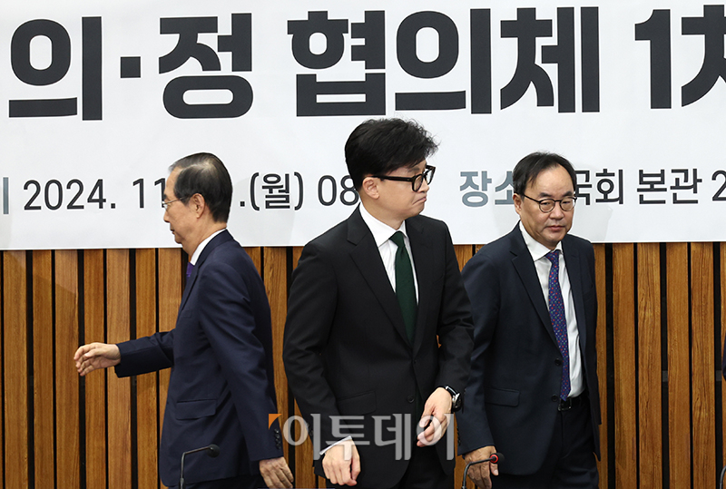 ▲11일 서울 여의도 국회에서 열린 여야의정 협의체 1차회의에서 한덕수(왼쪽부터) 국무총리, 한동훈 국민의힘 대표, 이진우 대한의학회장이 참석자들과 기념촬영을 마치고 자리로 향하고 있다. 고이란 기자 photoeran@