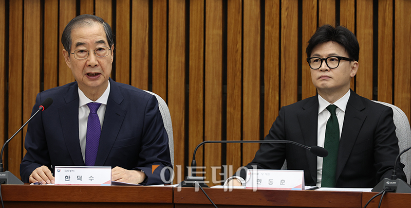 ▲한덕수 국무총리가 11일 서울 여의도 국회에서 열린 여야의정 협의체 1차회의에서 발언을 하고 있다. 오른쪽은 한동훈 국민의힘 대표. 고이란 기자 photoeran@