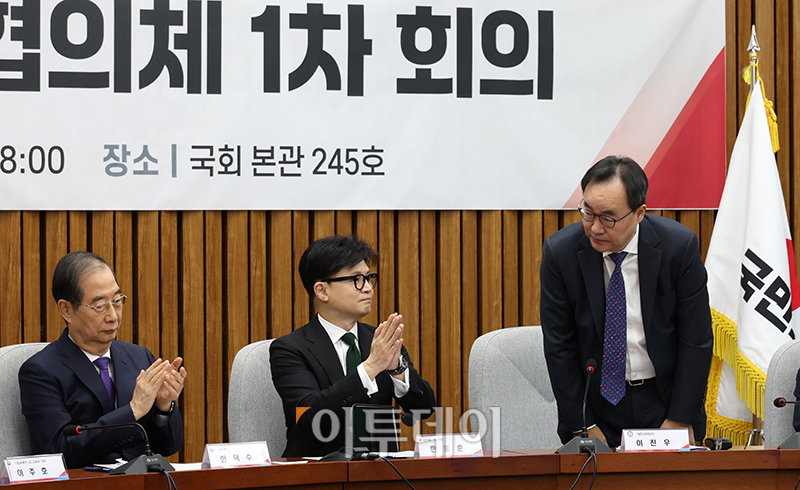 ▲이진우 대한의학회장이 11일 서울 여의도 국회에서 열린 여야의정 협의체 1차회의에서 인사하고 있다. 왼쪽부터 한덕수 국무총리, 한동훈 국민의힘 대표, 이 학회장. 고이란 기자 photoeran@