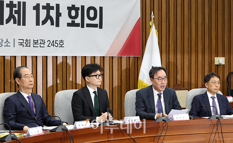 ▲이진우 대한의학회장이 11일 서울 여의도 국회에서 열린 여야의정 협의체 1차회의에서 발언을 하고 있다. 왼쪽부터 한덕수 국무총리, 한동훈 국민의힘 대표, 이 학회장, 이종태 한국의과대학·의학전문대학원협회(KAMC) 이사장. 고이란 기자 photoeran@