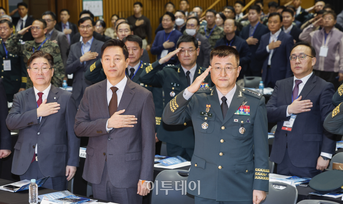 ▲오세훈(앞줄 왼쪽 두 번째) 서울시장과 박완수(앞줄 왼쪽 세 번째) 육군참모총장 등 참석자들이 11일 서울 중구 서울시청에서 열린 제7회 AI·드론봇 전투발전 콘퍼런스에서 국민의례를 하고 있다. 조현호 기자 hyunho@