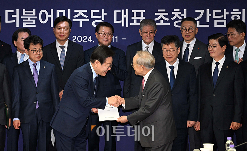 ▲이재명(앞줄 왼쪽) 더불어민주당 대표가 11일 서울 마포구 경총회관에서 손경식 한국경영자총협회장을 만나 건의서를 전달받고 있다. 국회사진취재단