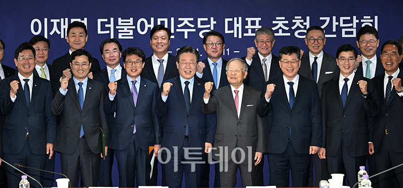 ▲이재명(앞줄 왼쪽 네번째) 더불어민주당 대표가 11일 서울 마포구 경총회관에서 손경식(앞줄 왼쪽 다섯번째) 한국경영자총협회장을 비롯한 기업 대표를 만나 간담회에 앞서 기념촬영을 하고 있다. 국회사진취재단