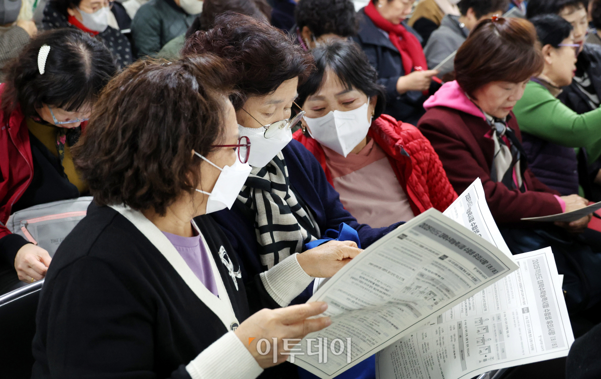 ▲2025학년도 대학수학능력시험을 이틀 앞둔 12일 오후 서울 마포구 일성여자중고등학교에서 열린 수능시험 합격 기원 떡 전달식에서 고3 수험생들이 수능 안내문을 살펴보고 있다. 조현호 기자 hyunho@