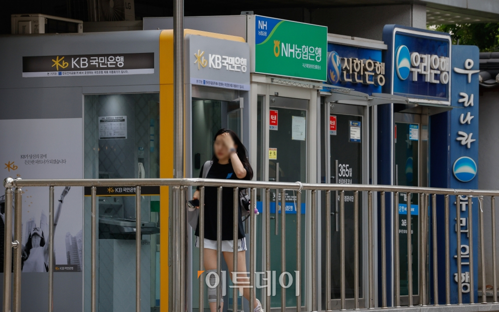 ▲5월 국내은행 원화대출 연체율이 두 달 연속 상승흐름을 이어가고 있다. 금융감독원 16일 발표한 '2024년 5월말 국내은행의 원화대출 연체율 현황'에 따르면 은행 대출 연체율은 0.51%로 전월(0.48%)보다 0.03%포인트 상승했다. 은행 연체율은 2월 0.51%로 4년 9개월만에 최고치를 기록한 뒤 3월 분기 말 상·매각으로 하락했다가 4월 반등한 뒤 두 달째 상승세다. 5월 신규 연체 발생액은 2조7000억원으로 전월(2조6000억원)대비 1000억원 증가했다. 연체채권 정리 규모는 2조원으로 전월대비 5000억원 증가했다. 이날 서울 시내 시중은행의 현금자동입출금기 모습. 조현호 기자 hyunho@ (이투데이DB)
