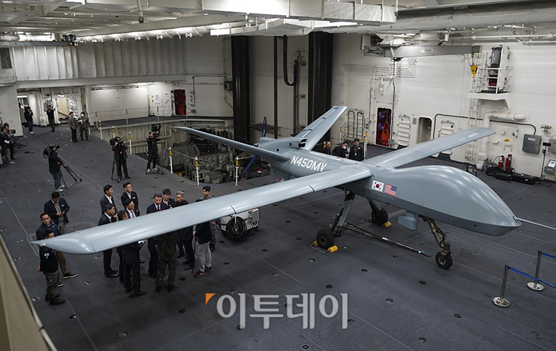 ▲12일 포항 해상에 위치한 해군 독도함에서 실시된 ’대형플랫폼 함정 무인기 운용 전투 실험‘ 에서 미국 제너럴 아토믹스(General Atomics)에서 개발 중인 고정익 무인기 모하비(Mojave)가 이륙을 준비하고 있다. (사진공동취재단)