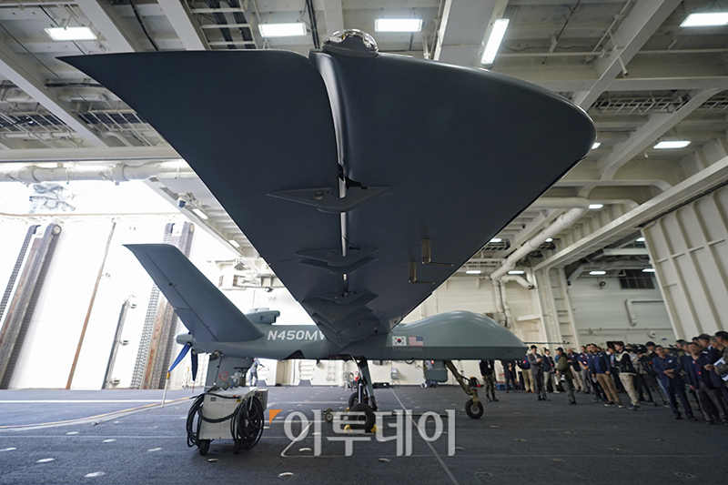 ▲12일 포항 해상에 위치한 해군 독도함에서 실시된 ’대형플랫폼 함정 무인기 운용 전투 실험‘ 에서 미국 제너럴 아토믹스(General Atomics)에서 개발 중인 고정익 무인기 모하비(Mojave)가 이륙을 준비하고 있다. (사진공동취재단)