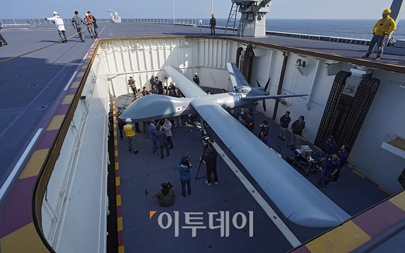 ▲12일 포항 해상에 위치한 해군 독도함에서 실시된 ’대형플랫폼 함정 무인기 운용 전투 실험‘ 에서 미국 제너럴 아토믹스(General Atomics)에서 개발 중인 고정익 무인기 모하비(Mojave)가 이륙을 준비하고 있다. (사진공동취재단)