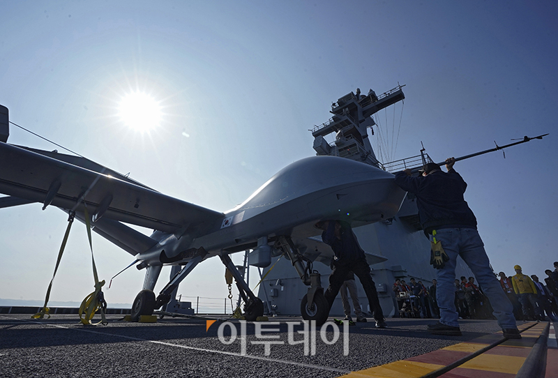 ▲12일 포항 해상에 위치한 해군 독도함에서 실시된 ’대형플랫폼 함정 무인기 운용 전투 실험‘ 에서 미국 제너럴 아토믹스(General Atomics)에서 개발 중인 고정익 무인기 모하비(Mojave)가 이륙을 준비하고 있다. (사진공동취재단)