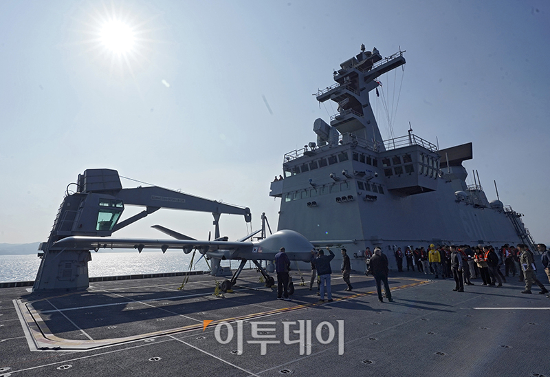 ▲12일 포항 해상에 위치한 해군 독도함에서 실시된 ’대형플랫폼 함정 무인기 운용 전투 실험‘ 에서 미국 제너럴 아토믹스(General Atomics)에서 개발 중인 고정익 무인기 모하비(Mojave)가 이륙을 준비하고 있다. (사진공동취재단)