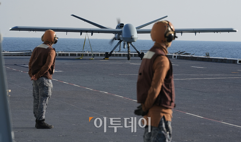 ▲12일 포항 해상에 위치한 해군 독도함에서 실시된 ’대형플랫폼 함정 무인기 운용 전투 실험‘ 에서 미국 제너럴 아토믹스(General Atomics)에서 개발 중인 고정익 무인기 모하비(Mojave)가 이륙을 준비하고 있다. (사진공동취재단)