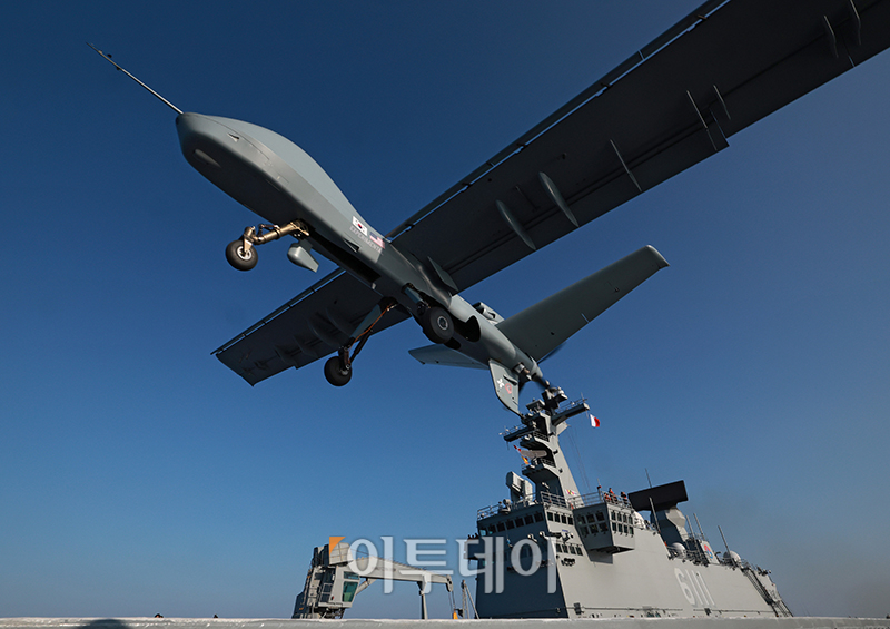 ▲12일 포항 해상에 위치한 해군 독도함에서 실시된 ’대형플랫폼 함정 무인기 운용 전투 실험‘ 에서 미국 제너럴 아토믹스(General Atomics)에서 개발 중인 고정익 무인기 모하비(Mojave)가 갑판 활주로에서 이륙하고 있다. (사진공동취재단)