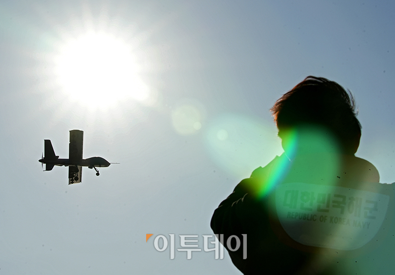 ▲12일 포항 해상에 위치한 해군 독도함에서 실시된 ’대형플랫폼 함정 무인기 운용 전투 실험‘ 에서 미국 제너럴 아토믹스(General Atomics)에서 개발 중인 고정익 무인기 모하비(Mojave)가 이륙해 동해 상공을 비행하고 있다. (사진공동취재단)
