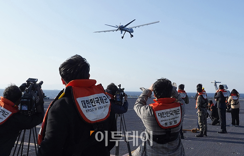 ▲12일 포항 해상에 위치한 해군 독도함에서 실시된 ’대형플랫폼 함정 무인기 운용 전투 실험‘ 에서 미국 제너럴 아토믹스(General Atomics)에서 개발 중인 고정익 무인기 모하비(Mojave)가 이륙해 동해 상공을 비행하고 있다. (사진공동취재단)